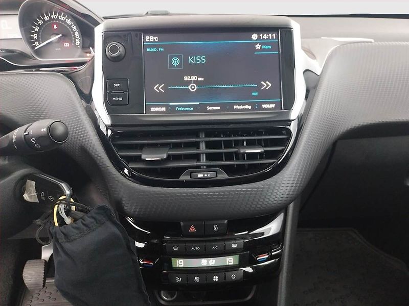 Peugeot 2008 (2017) Active 1.2 PureTech, Tempomat - fotka 12 z 17