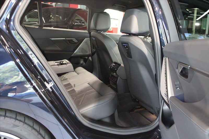 BMW Řada 5 520d xDrive M Sport Pro DAProf - fotka 28 z 35