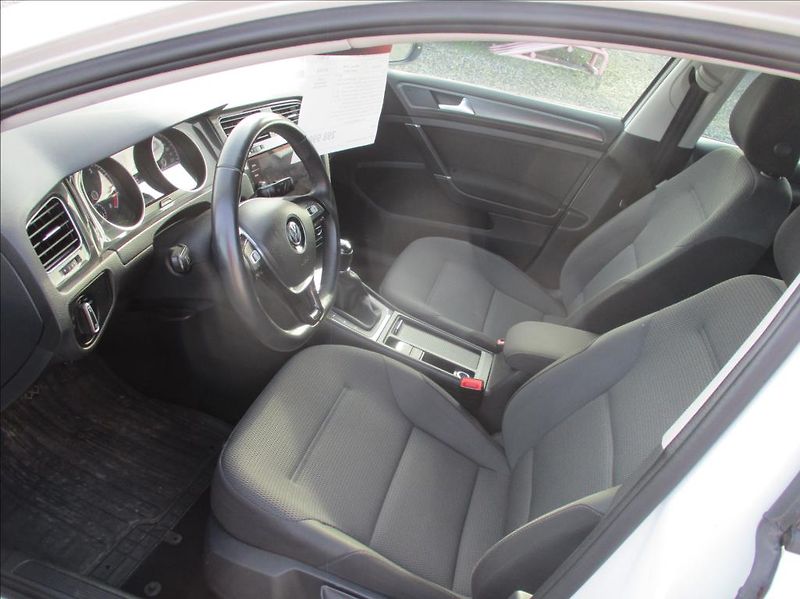 Volkswagen Golf 1,0 TSI,klima,Apple/Android - fotka 13 z 28