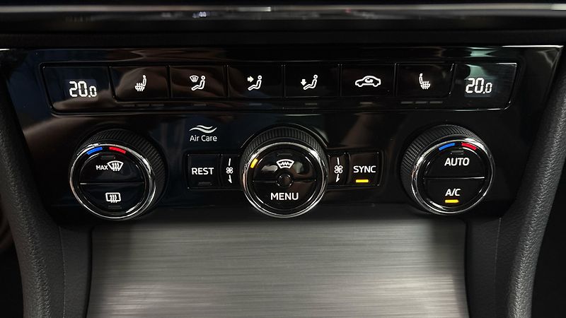 Škoda Superb 2.0 TDI DSG 4x4 Style Combi - fotka 13 z 32