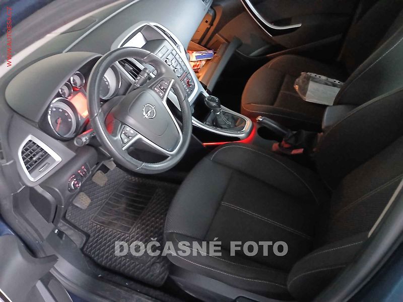 Opel Astra (2013) 1.4T SPORTS TOURER, ČR - fotka 3 z 3