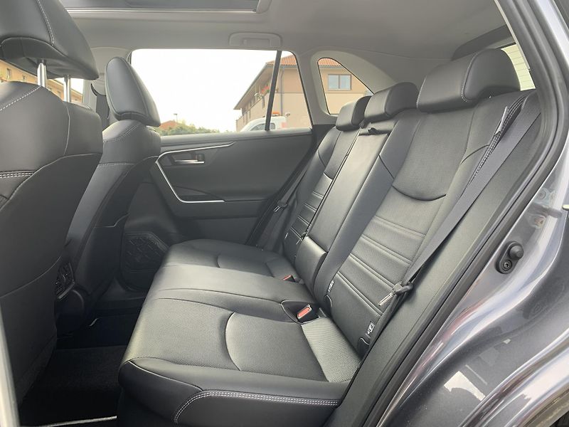 Toyota RAV4 EXECUTIVE SKYVIEW 2.5 HEV 4WD - fotka 5 z 37