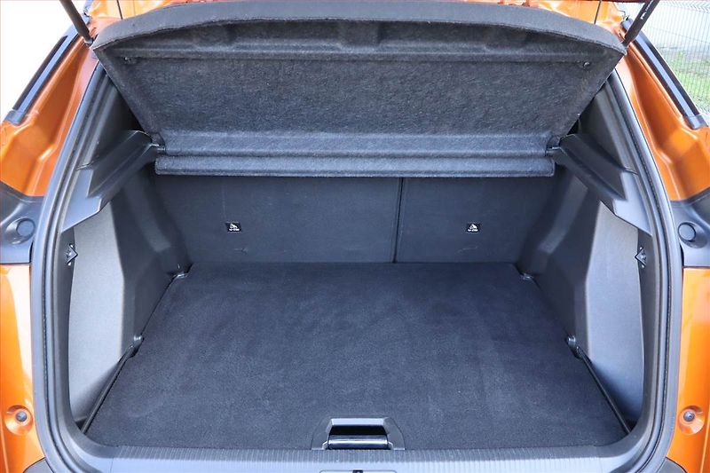 Peugeot 2008 (2021) 1.5 BlueHDi, Automat - fotka 14 z 26