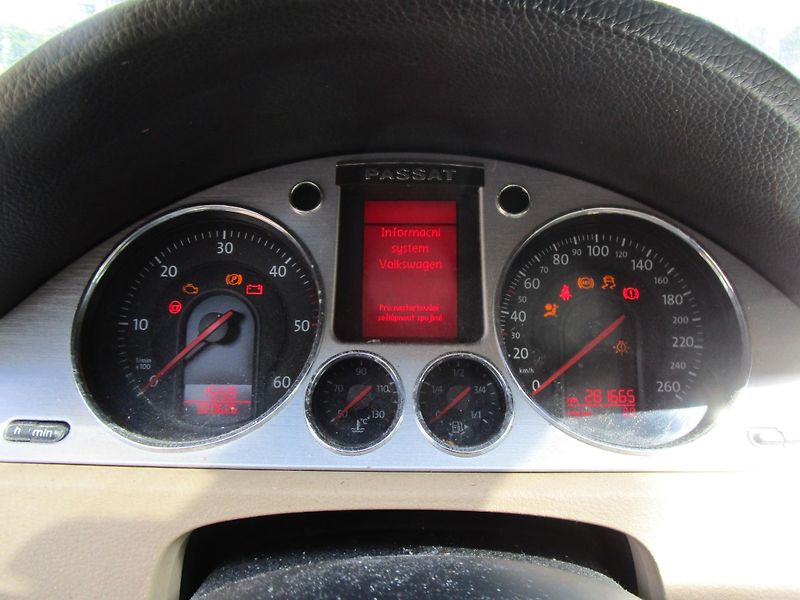 Volkswagen Passat 2,0TDi-125KW - fotka 12 z 15