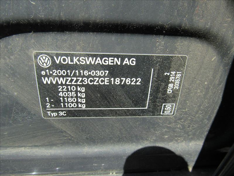 Volkswagen Passat 2,0 TDI 125kW DSG - fotka 28 z 37
