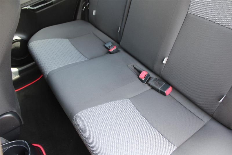 Toyota Yaris 1,3 VVT-i  ČR,1MAJ,DPH,AUTOMAT - fotka 23 z 27