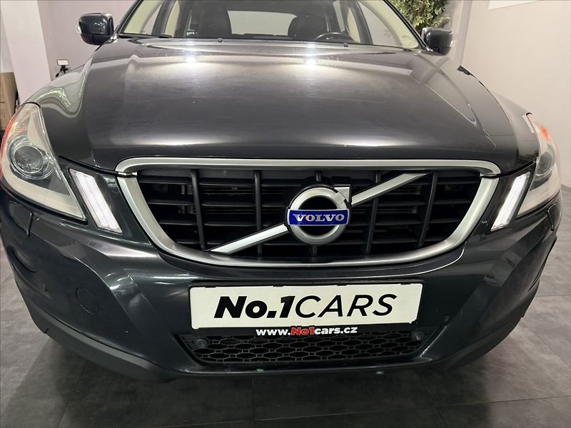 Volvo XC60 2,4   D5 AWD SUMMUM XENON - fotka 33 z 39