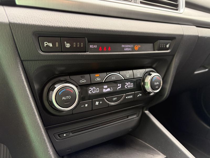 Mazda 3 2.0 Sports-Line - fotka 29 z 31