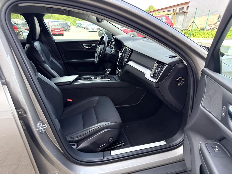 Volvo V60 CrossCountry D4 AWD // 4x4 - fotka 19 z 43