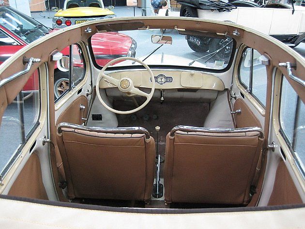 Interiér vozu Renault 4CV., zdroj: Wikimedia Commons, Arnaud 25, CC0
