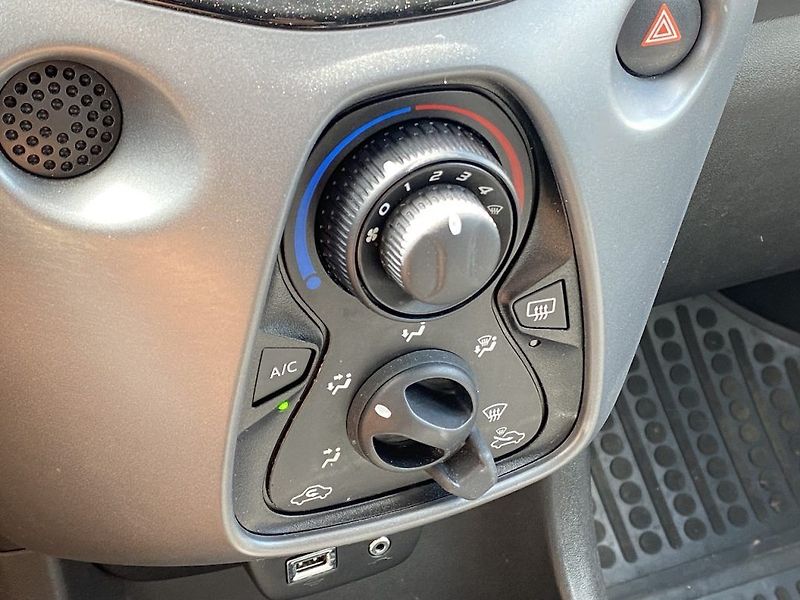 Toyota Aygo 1.0i, ČR, X-play Style, záruka - fotka 14 z 16