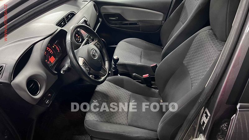 Toyota Yaris (2014) 1.3 VVT- i, ČR, AC, park - fotka 3 z 3