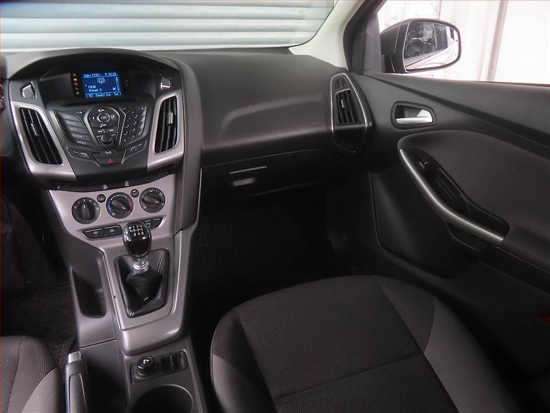 Ford Focus (2012) 1.6 TDCi, Tažné, rezervace - fotka 8 z 15