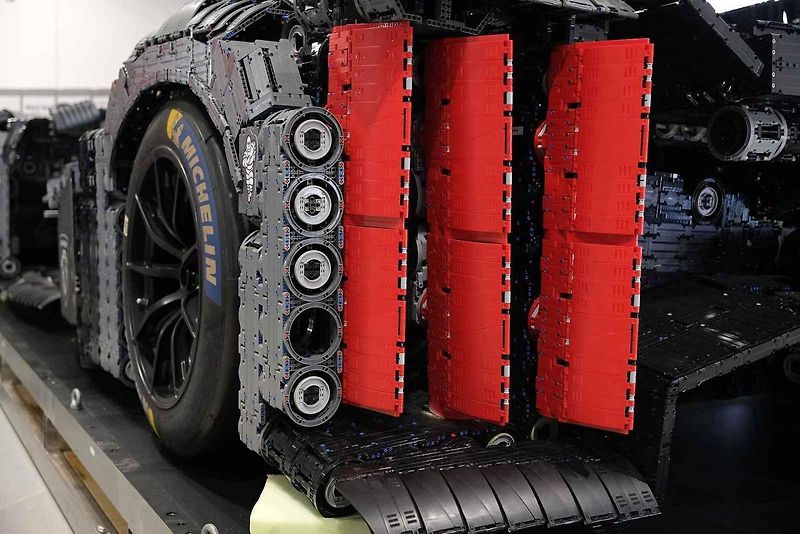 Instalace modelu stavebnice Peugeot Le Mans za účasti designera společnosti Lego.
