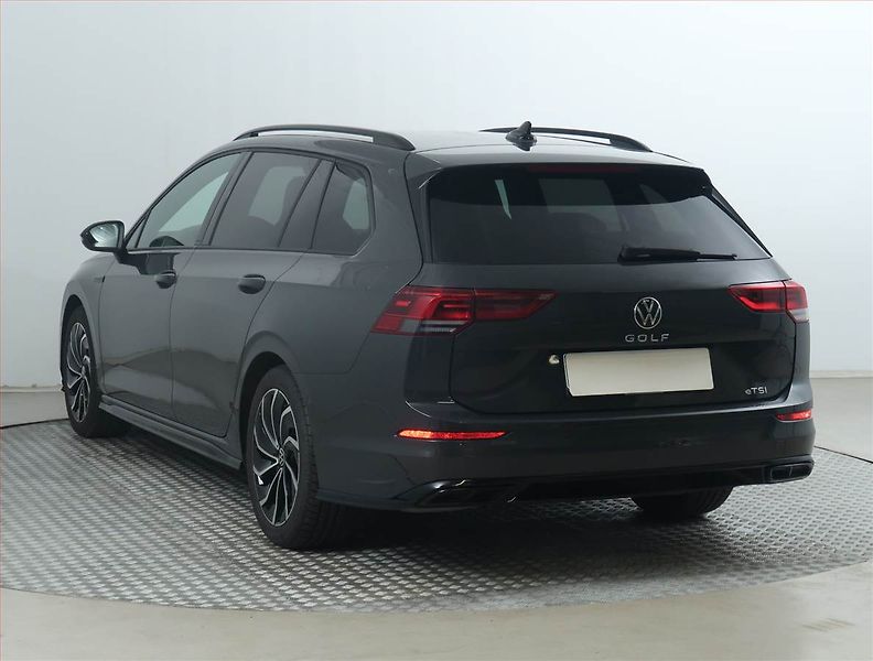 Volkswagen Golf (2023) R-Line 1.5 TSI - fotka 4 z 22