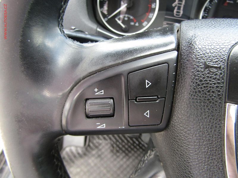 Škoda Octavia (2010) 1.6 TDi, AC, temp, tažné - fotka 12 z 20
