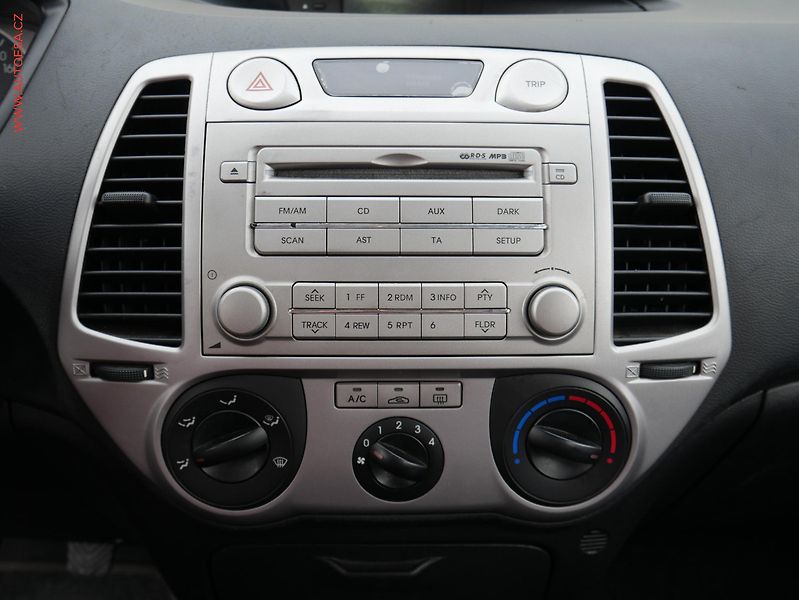Hyundai i20 (2011) 1.2i, ČR, AC, park.asist - fotka 13 z 15