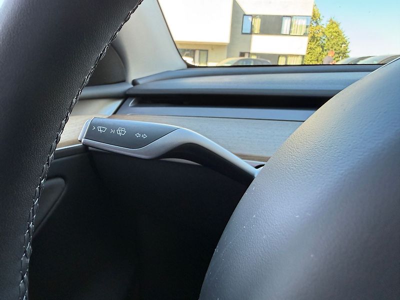 Tesla Model Y Long Range AWD - fotka 31 z 38