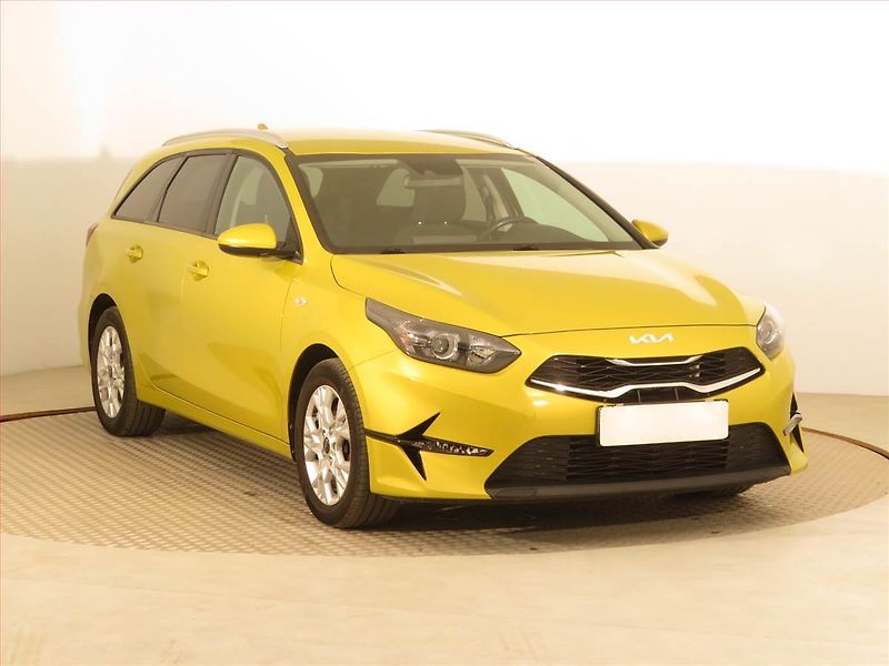 Kia Ceed (2022) Silver 1.5 T-GDI MHEV - fotka 1 z 16