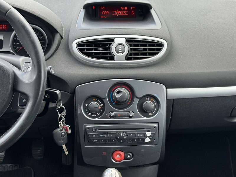 Renault Clio (2012) 1,2 55 KW Klima - fotka 19 z 28