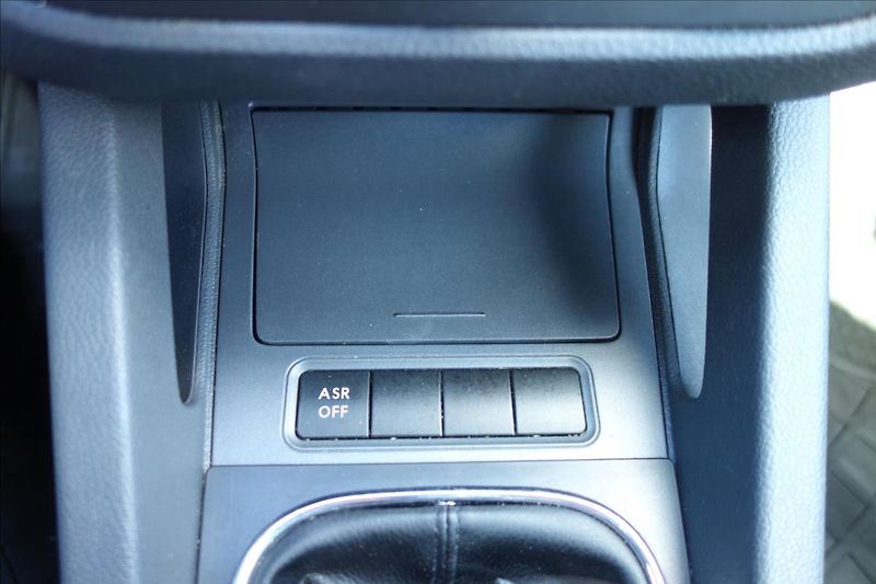 Volkswagen Golf 1,9 TDi 77KW, ČR, SERVIS. KN. - fotka 25 z 38