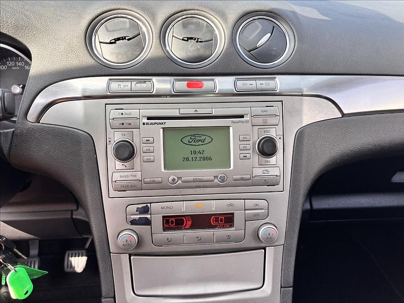 Ford S-MAX 2,0 TDCi 103kW Titanium 7 MÍST - fotka 23 z 24
