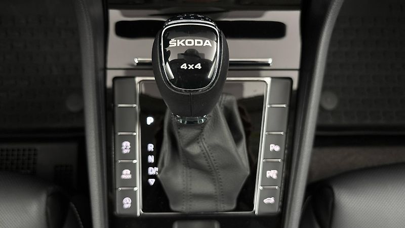 Škoda Superb 2.0 TDI DSG 4x4 L&K Combi - fotka 28 z 32