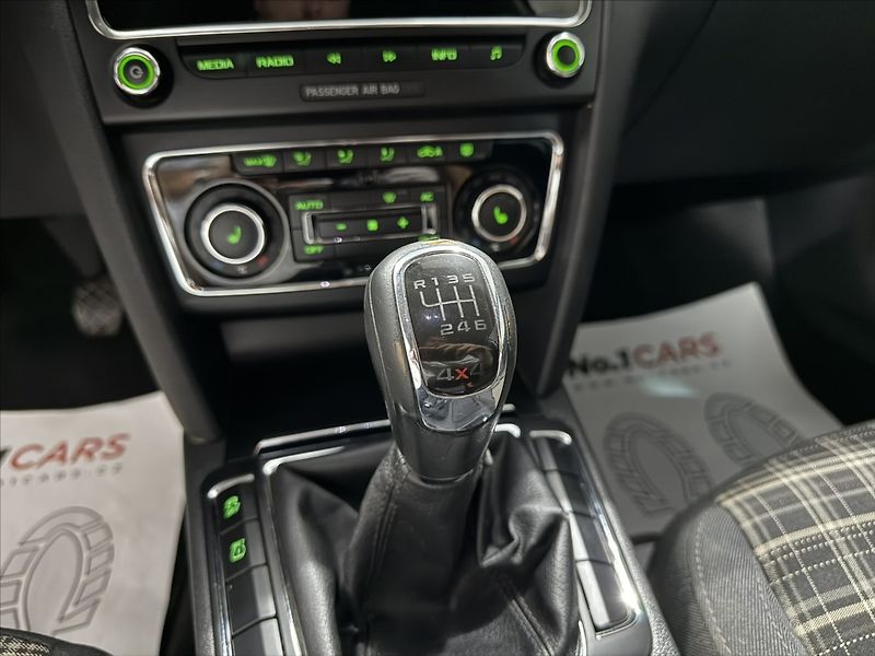 Škoda Superb 2,0   TDI 4X4 125KW ELEGANCE - fotka 16 z 31
