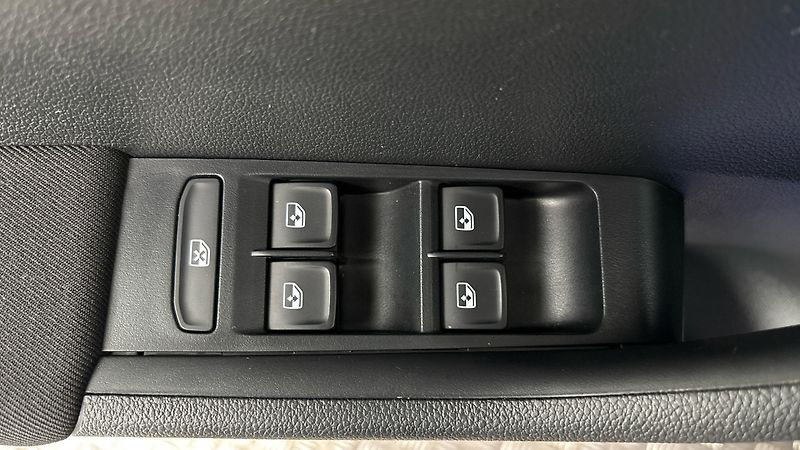 Škoda Fabia 1.0 TSI Black Combi - fotka 21 z 23