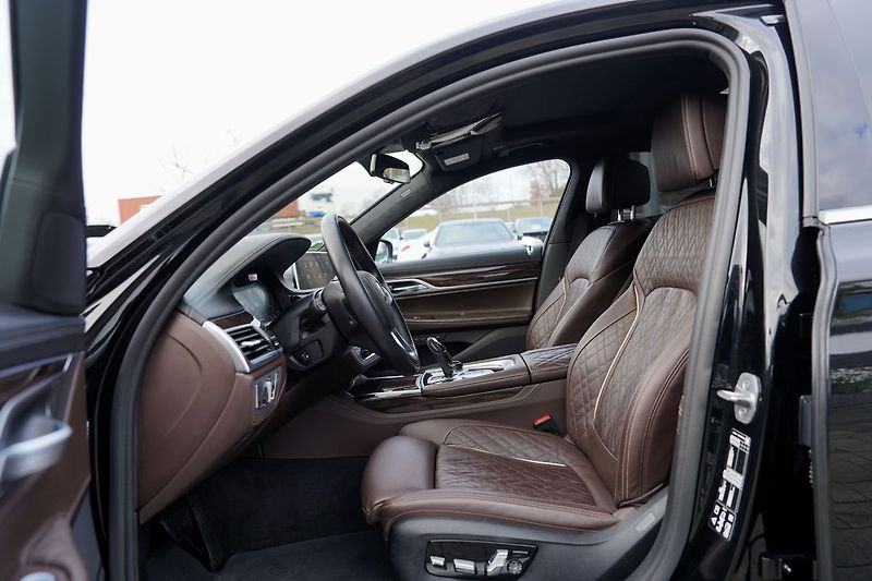 BMW Řada 7 750Li xDrive Individual/ČR - fotka 22 z 49