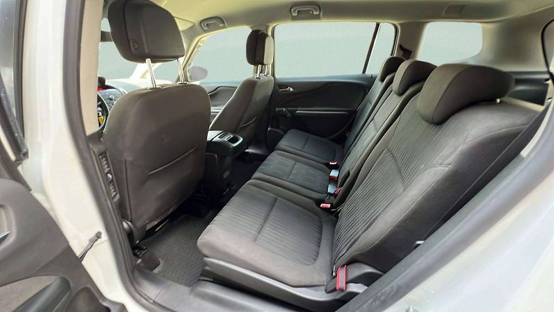 Opel Zafira Tourer 1.4 Turbo MT6 (103kW)/0 - fotka 29 z 41