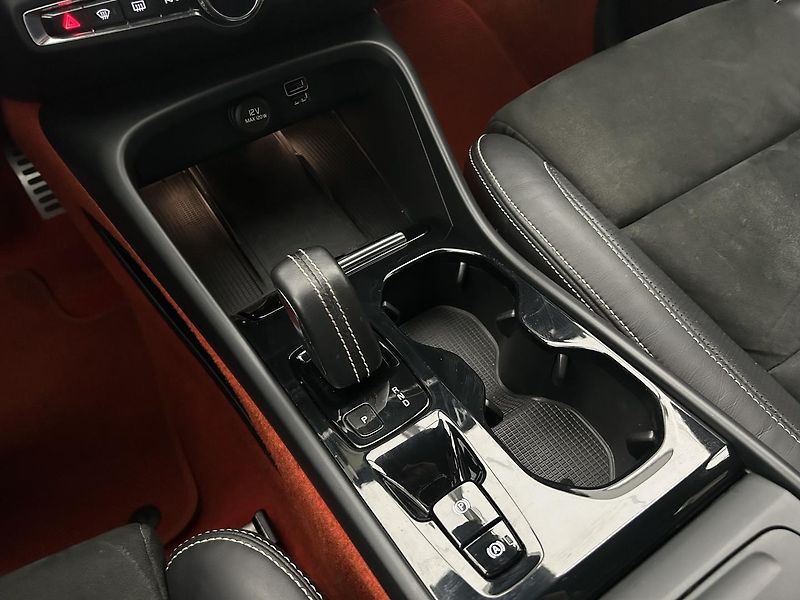 Volvo XC40 2.0 T4 4x4 R-Design - fotka 28 z 30