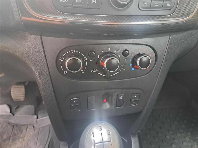 Dacia Sandero 1,0 SCe - fotka 21 z 35