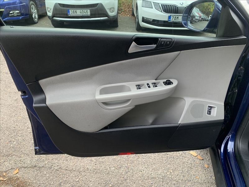 Volkswagen Passat 2,0 TDI DSG - fotka 15 z 18