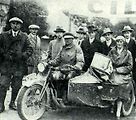 Konstruktér Jaroslav František Koch s motocyklem Praga BD 500 DOHC v cíli závodu San Sebastina - Praha v roce 1929. Koch jel závod se sidearem a manželkou.