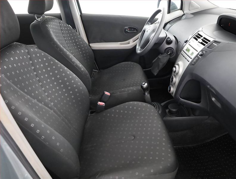 Toyota Yaris (2009) 1.3, Serv.kniha - fotka 7 z 15
