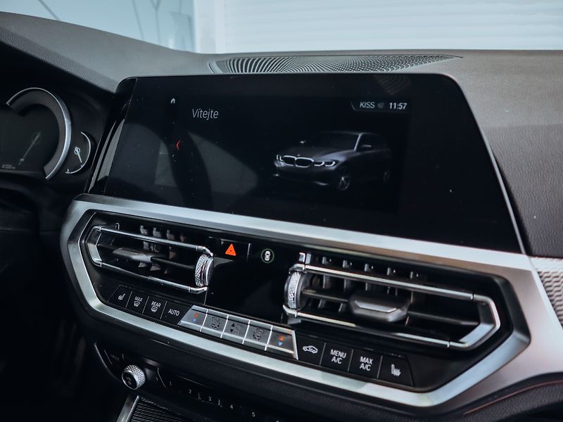 BMW Řada 3 320d Touring xDrive - fotka 14 z 26