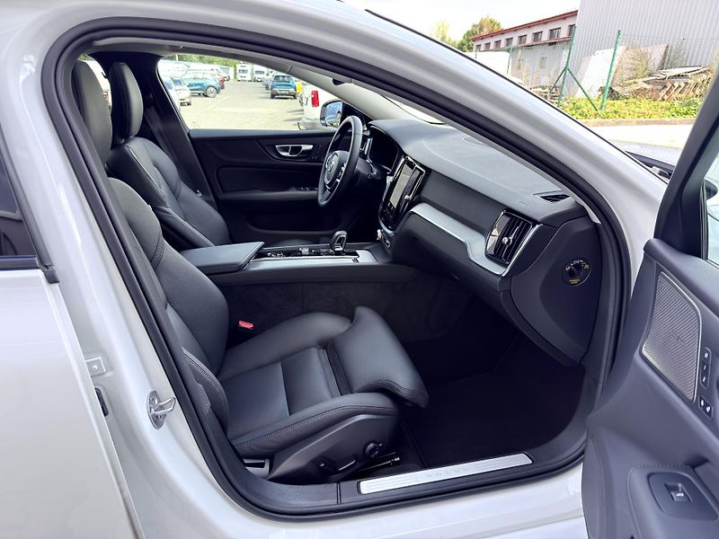 Volvo V60 B4 FWD // PLUS DARK + kola - fotka 20 z 54