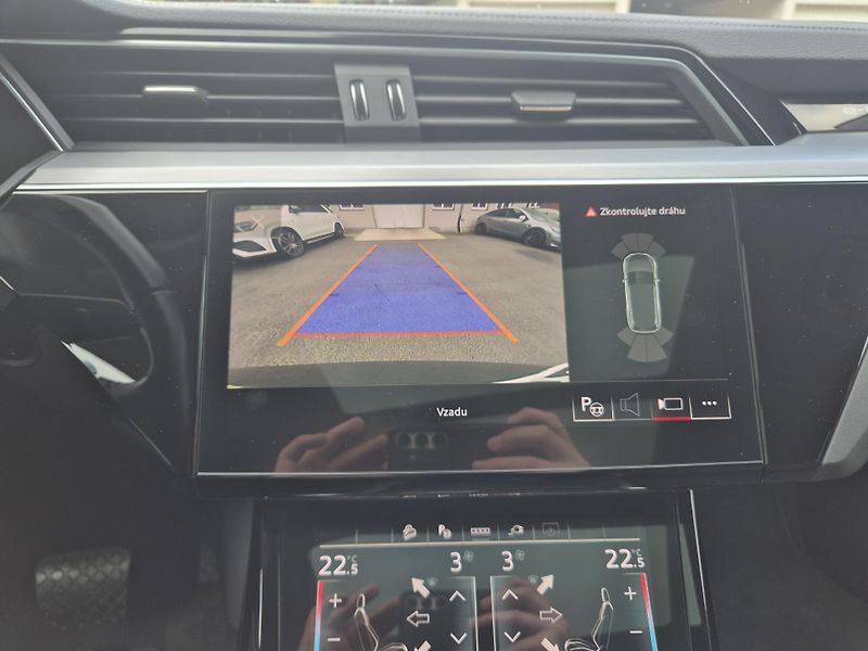 Audi e-tron 50 QUATTRO 230kw 20ALU SOH100% - fotka 27 z 44