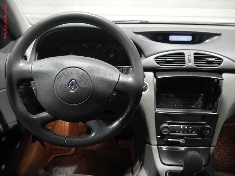 Renault Laguna (2001) 1.8 16V, Xenon, kůže - fotka 11 z 19