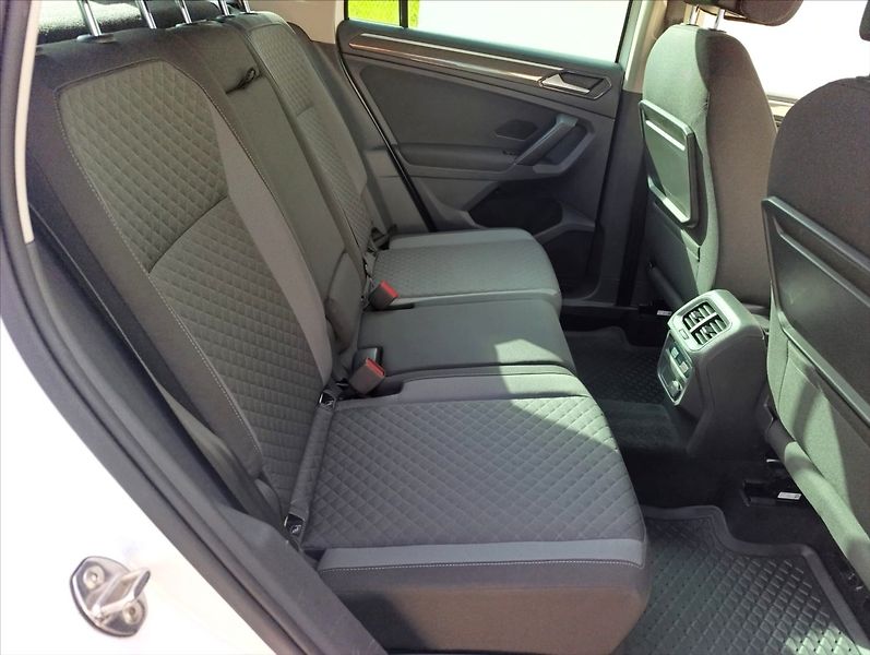 Volkswagen Tiguan 2,0 TDi R-Line DSG 4x4 Navi ČR - fotka 25 z 33