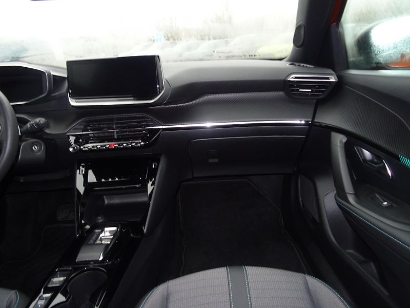 Peugeot 2008 (2023) ALLURE PACK 1.5 BHDi 130k EAT8 - fotka 19 z 41