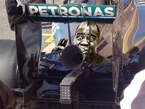 Nico Rosberg si dobírá možný způsob, jak učinit Formuli 1 hlučnější.