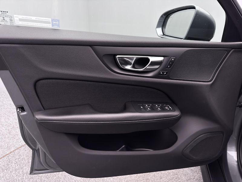 Volvo V60 CC D4 AWD MOMNETUM CZ 1.maj - fotka 17 z 44