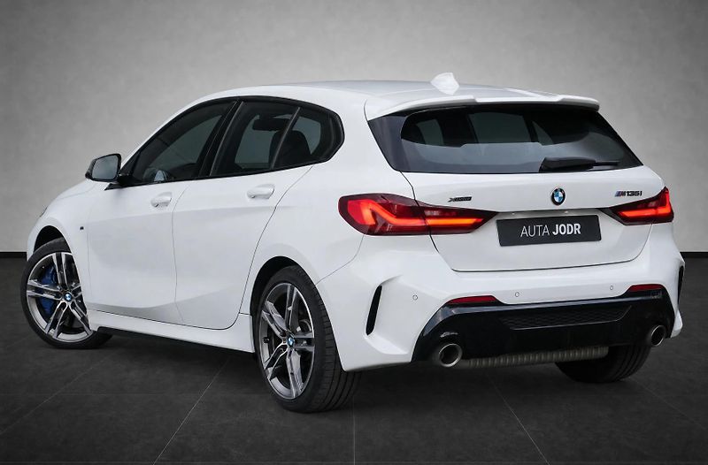 BMW Řada 1 M135i xDrive, Harman, Komfort - fotka 3 z 32