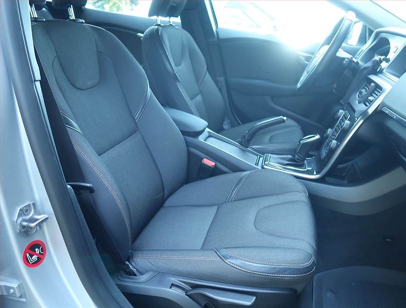Volvo V40 (2016) 2.0 D3, Automat, Serv.kniha - fotka 9 z 18