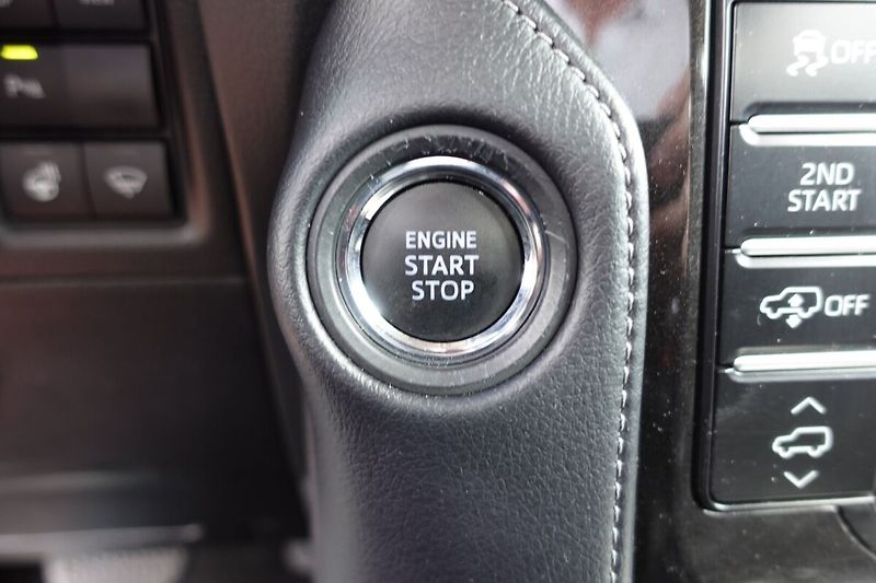 Toyota Land Cruiser 2.8 D-4D Executive Family 7mís - fotka 25 z 38