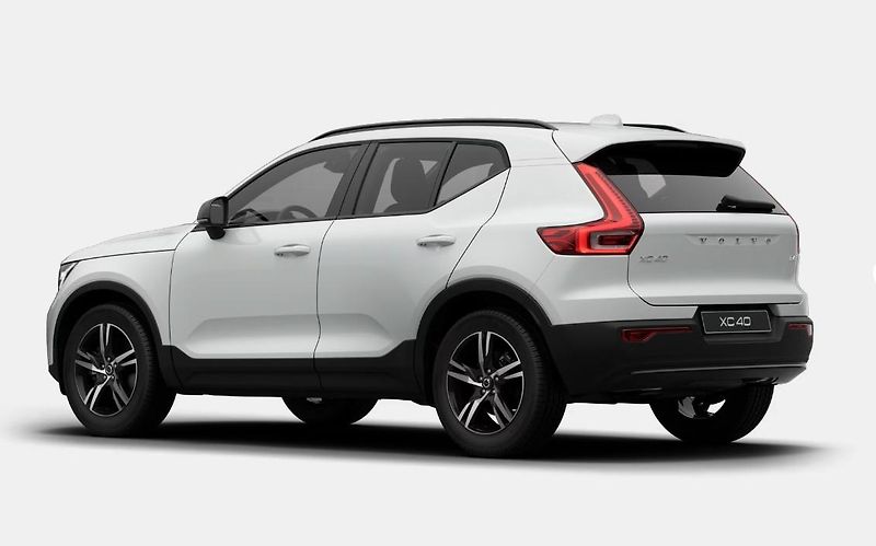 Volvo XC40 (2026) B4 AUT DARK PLUS - fotka 6 z 12