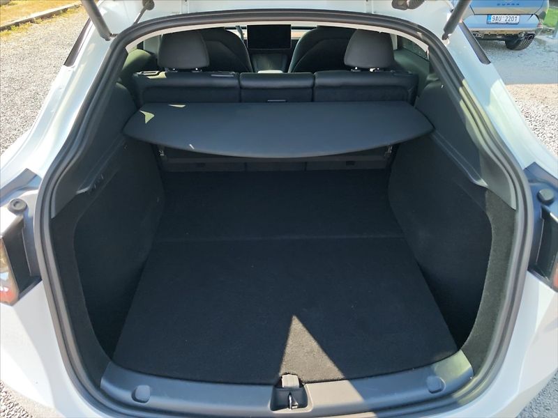 Tesla Model Y 0,0 Long Range AWD AT - fotka 11 z 12