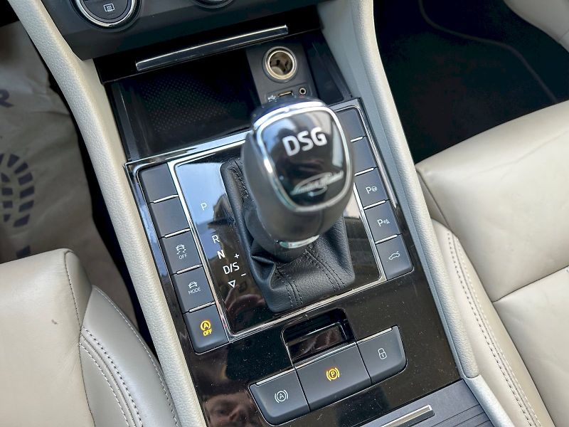 Škoda Superb (2016) Laurin & Klement 2.0 TDI 140kW - fotka 30 z 35